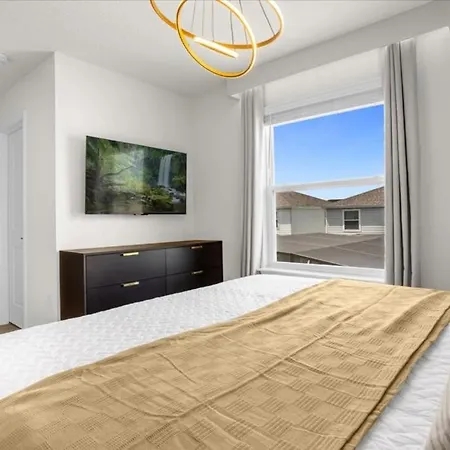 10 Bedrooms- 8 Bathrooms- Windsor Island 4481 Kr